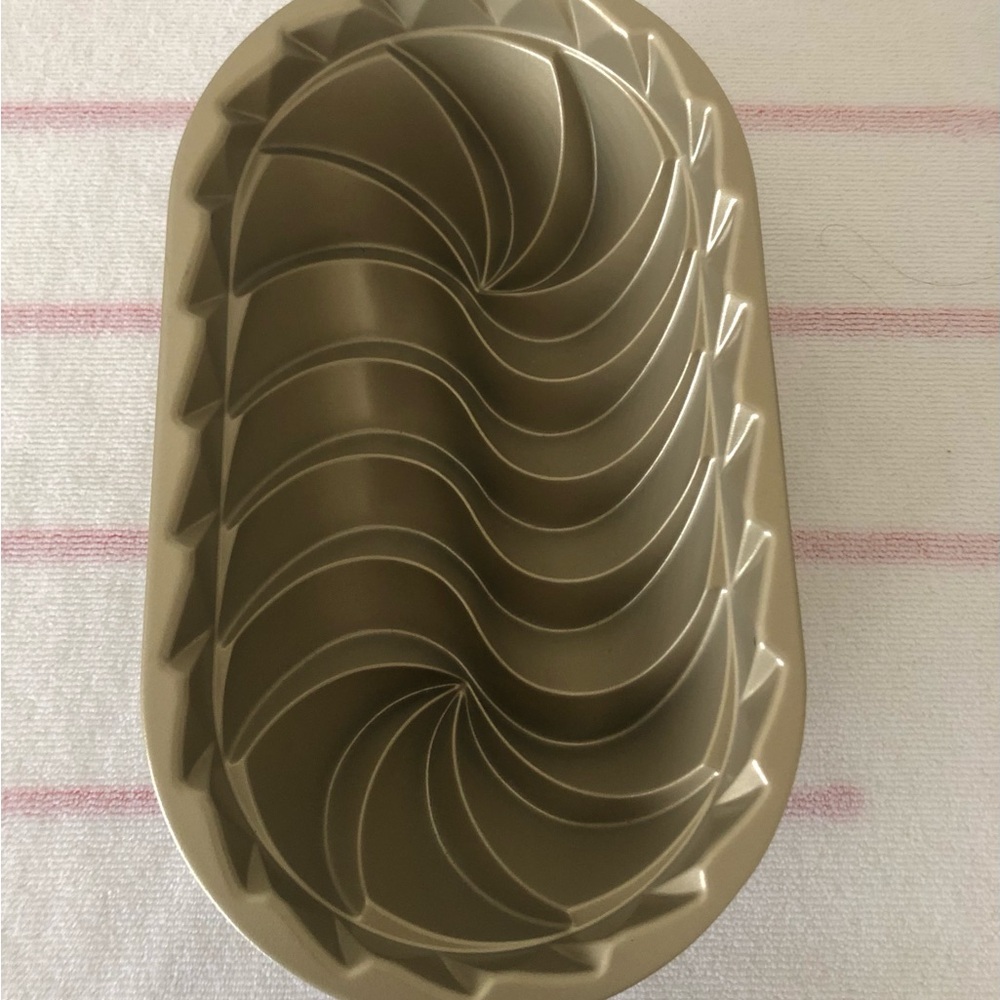 Nordic Ware Heritage Loaf Cake baking pan - Picture 2 of 9